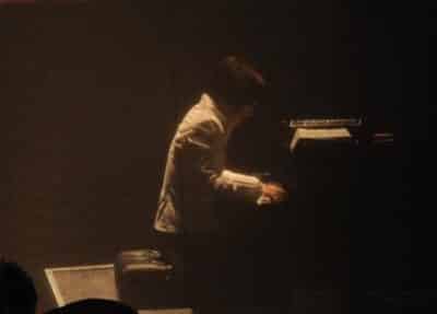 ピアノを演奏する　菅野よう子さん