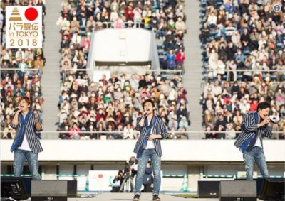 大観衆の前で新曲発表をする稲垣さん、草なぎさん、香取さん