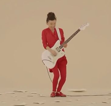 アコムCM永作博美エレキギター演奏