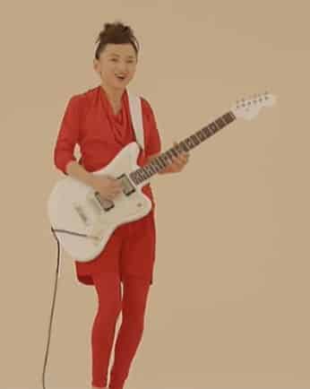 アコムCM永作博美エレキギター演奏ノリノリ