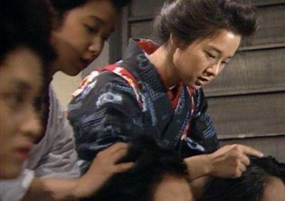 髪結いの修行をするおしん(田中裕子)