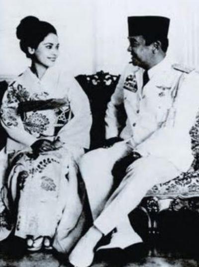 若い頃のデヴィ夫人とスカルノ元大統領の写真