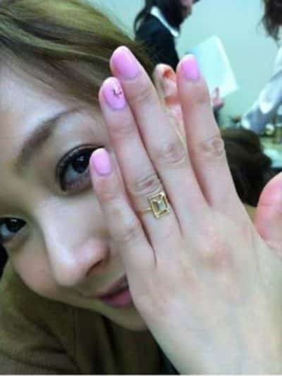 薬指に指輪をしている安藤美姫さん