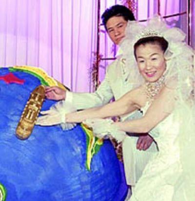 地球型のウエディングケーキも結婚指輪同様にスゴイものだった!
