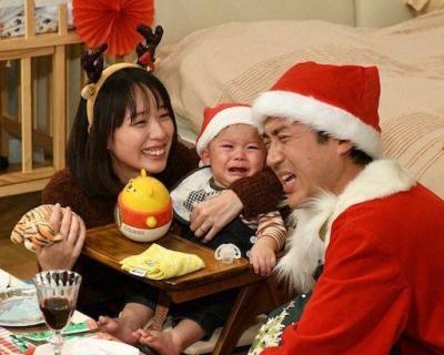 赤ちゃんと戯れるムロツヨシさんと戸田恵梨香さん
